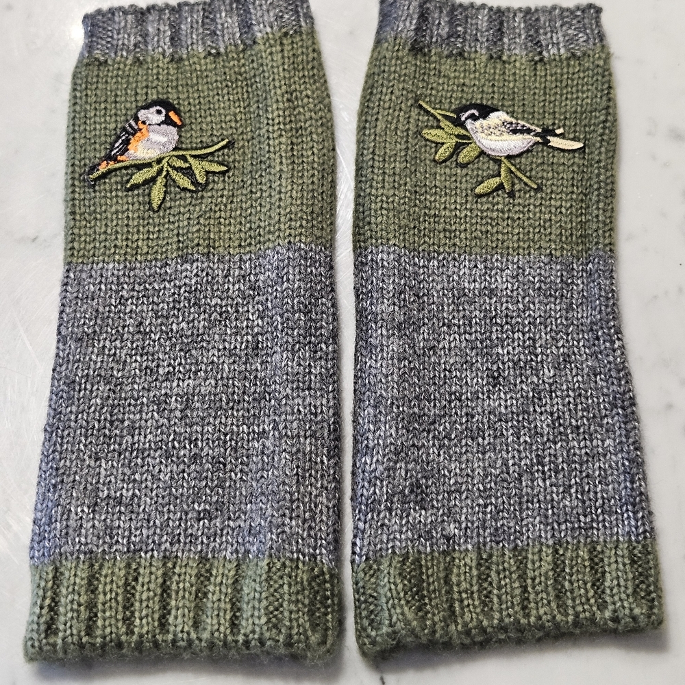 BNWOT - Green and Gray Bird Embroidered Knitted Fingerless Gloves